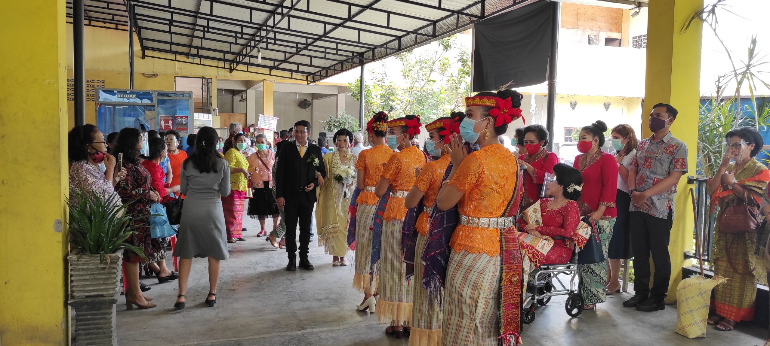 penyambutan kedua mempelai